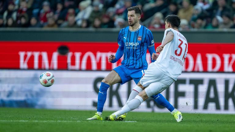 Augsburgs Innenverteidiger Keven Schlotterbeck und Heidenheims Mittelstürmer Marvin Pieringer befinden sich beide im Zweikampf um den Ball