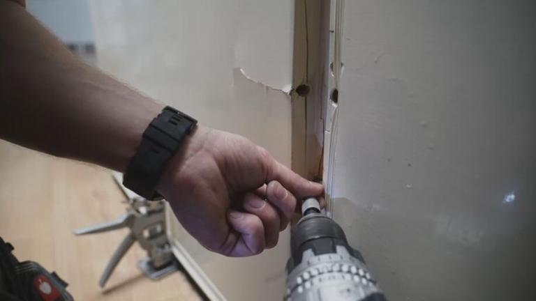 Unterwegs mit dem Schlüsseldienst: Tür wird aufgebort und ausgetauscht