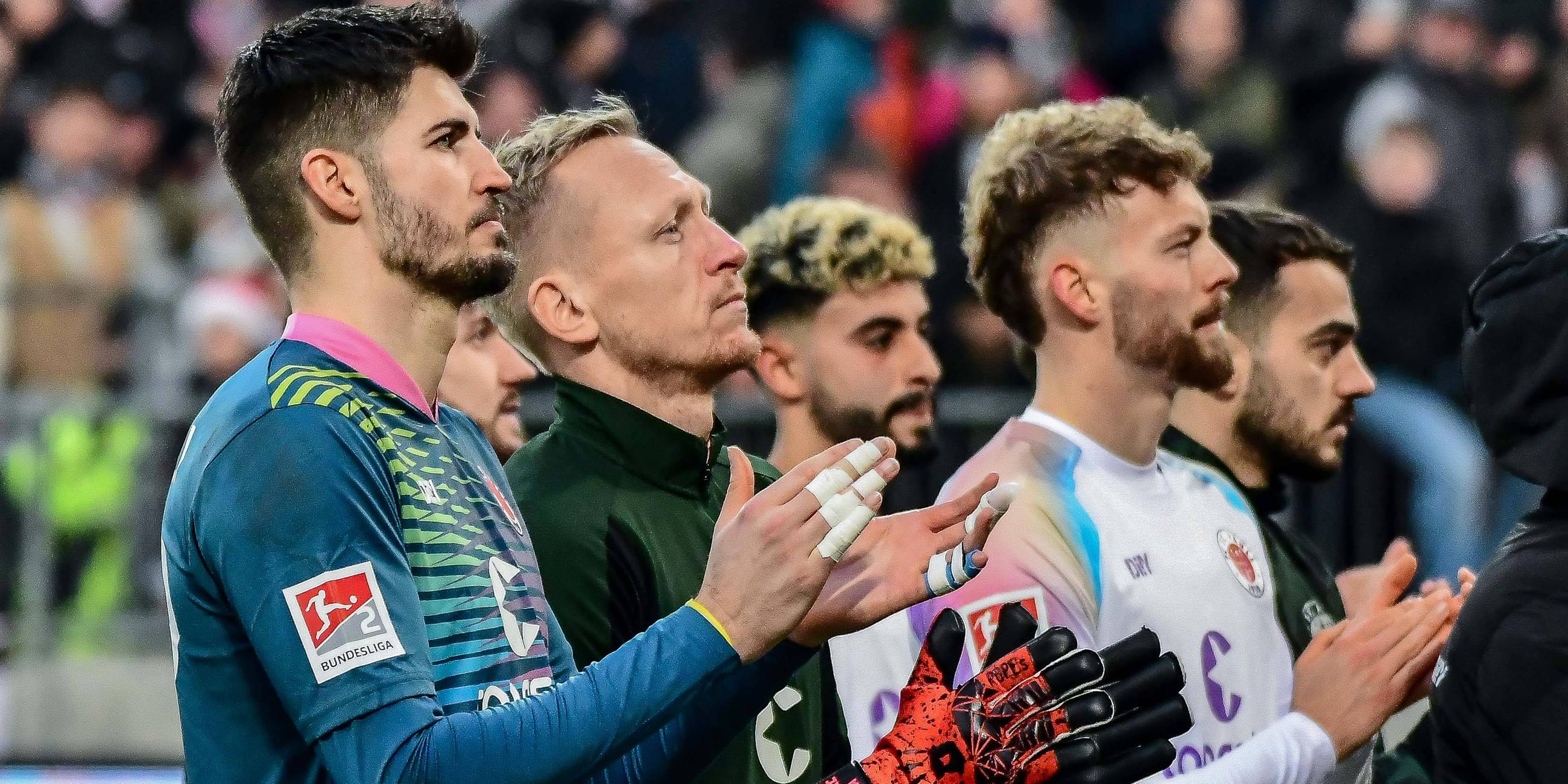 Schlussjubel Nikola Vasilj Sascha Burchert ( Pauli ) applaudieren
