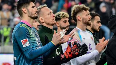 Schlussjubel Nikola Vasilj Sascha Burchert ( Pauli ) applaudieren