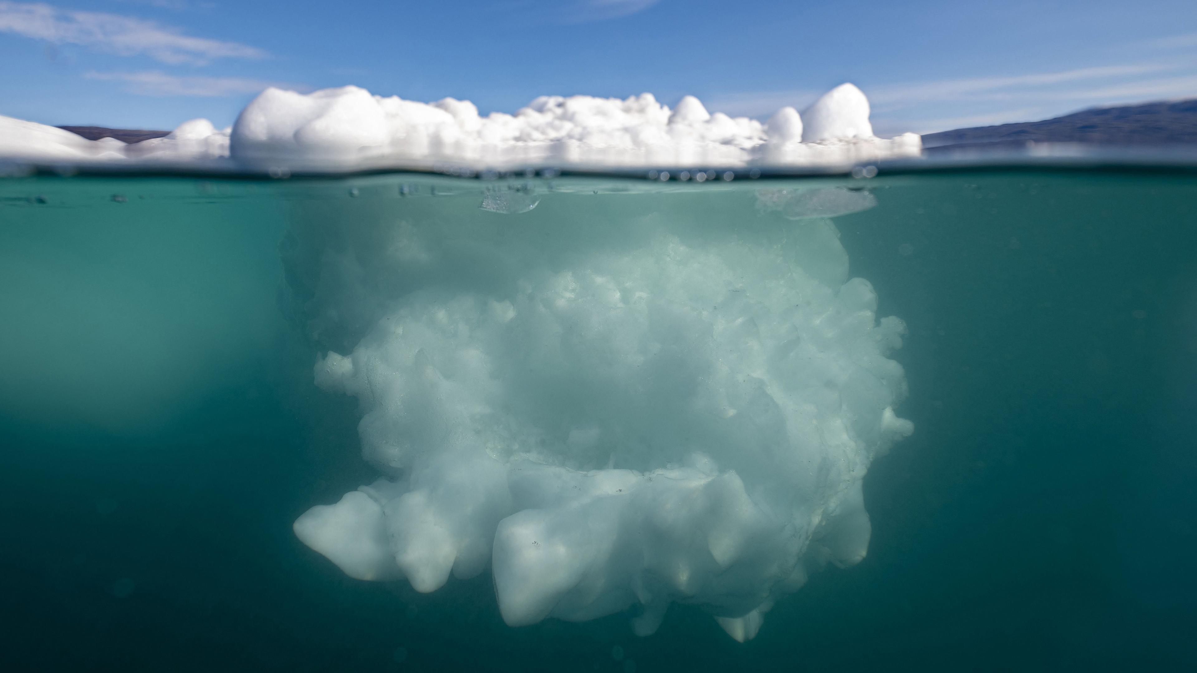 Schmelzender Eisberg vor Grönland, aufgenommen am 04.10.2023