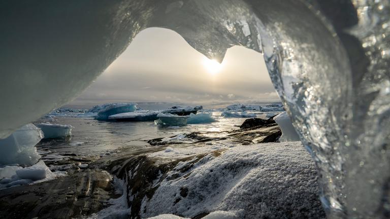 Archiv: Große Eismengen im Nuuk-Fjord bei Nuuk in Grönland, aufgenommen am 07.03.2025 