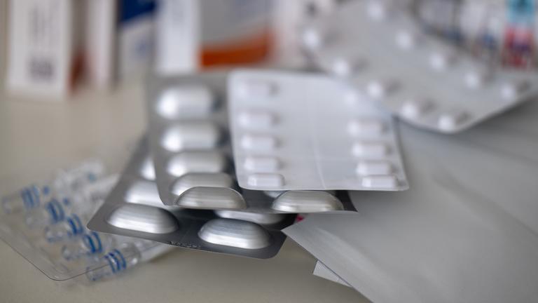 Berlin: Schmerzmittel Fentanyl, Tilidin und Oxycodon verschiedener Hersteller in Form von Tabletten, Tropfen und Pflastern liegen in einer Apotheke auf dem Tisch.