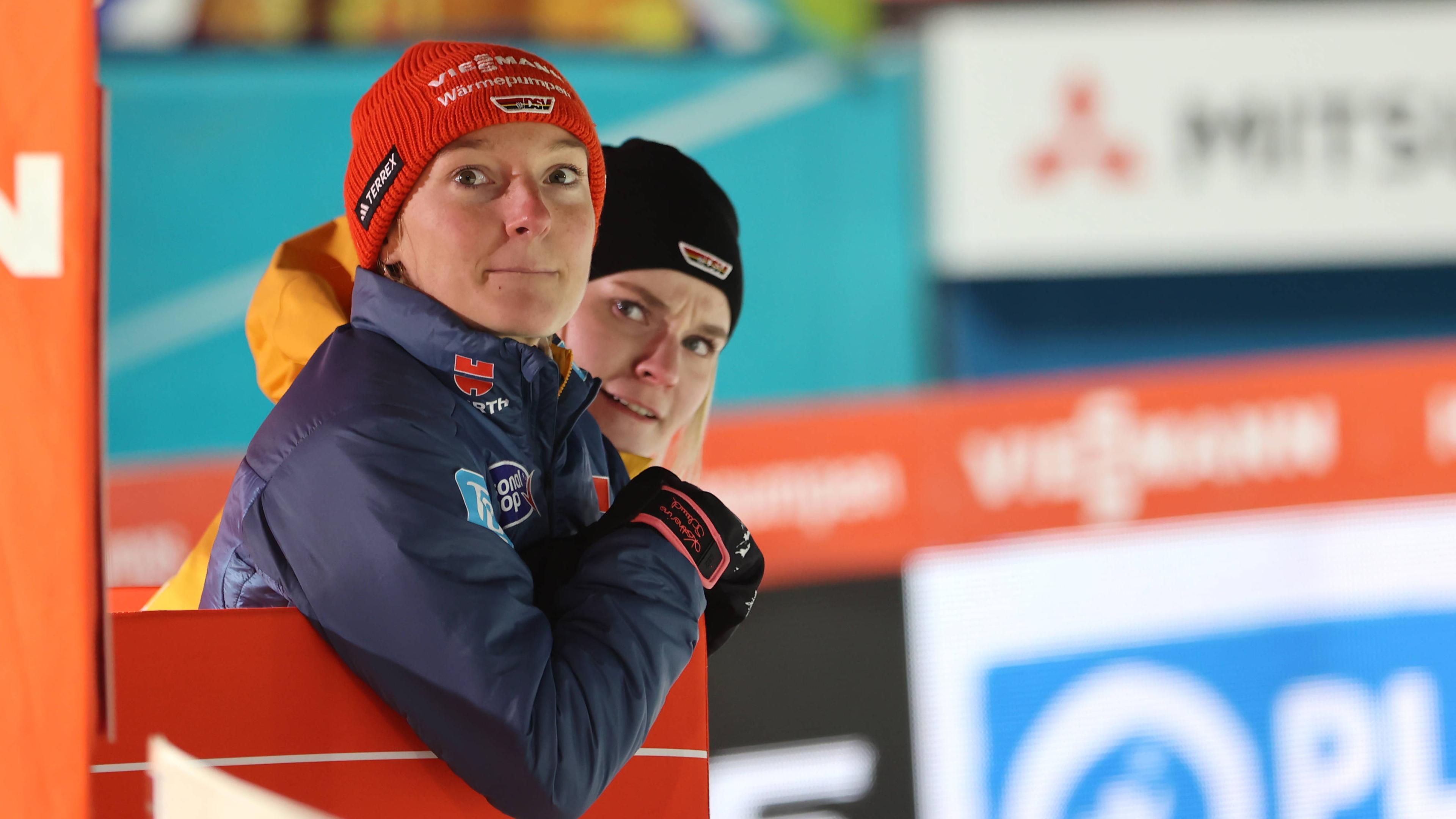 Garmisch-Partenkirchen, 30. Dezember 2023, Two Nights Tour der Skispringerinnen: Katharina Schmid mit gespanntem Blick nach links