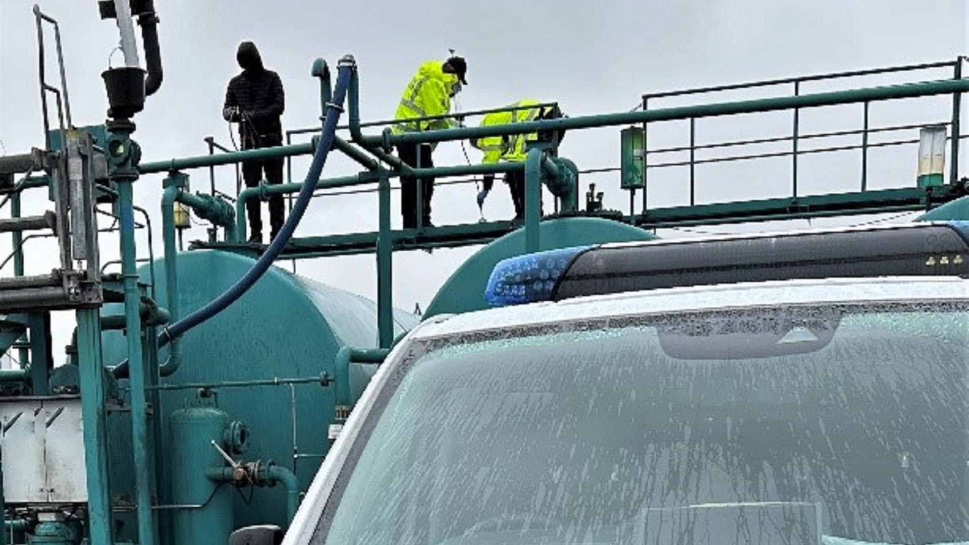 Zollfahnder ermitteln in einem Fall, bei dem 37 Millionen Liter Schmieröl zweckwidrig und unversteuert als Dieselkraftstoff verkauft worden sein sollen (undatierte Aufnahme).