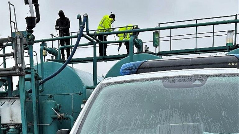 Zollfahnder ermitteln in einem Fall, bei dem 37 Millionen Liter Schmieröl zweckwidrig und unversteuert als Dieselkraftstoff verkauft worden sein sollen (undatierte Aufnahme).