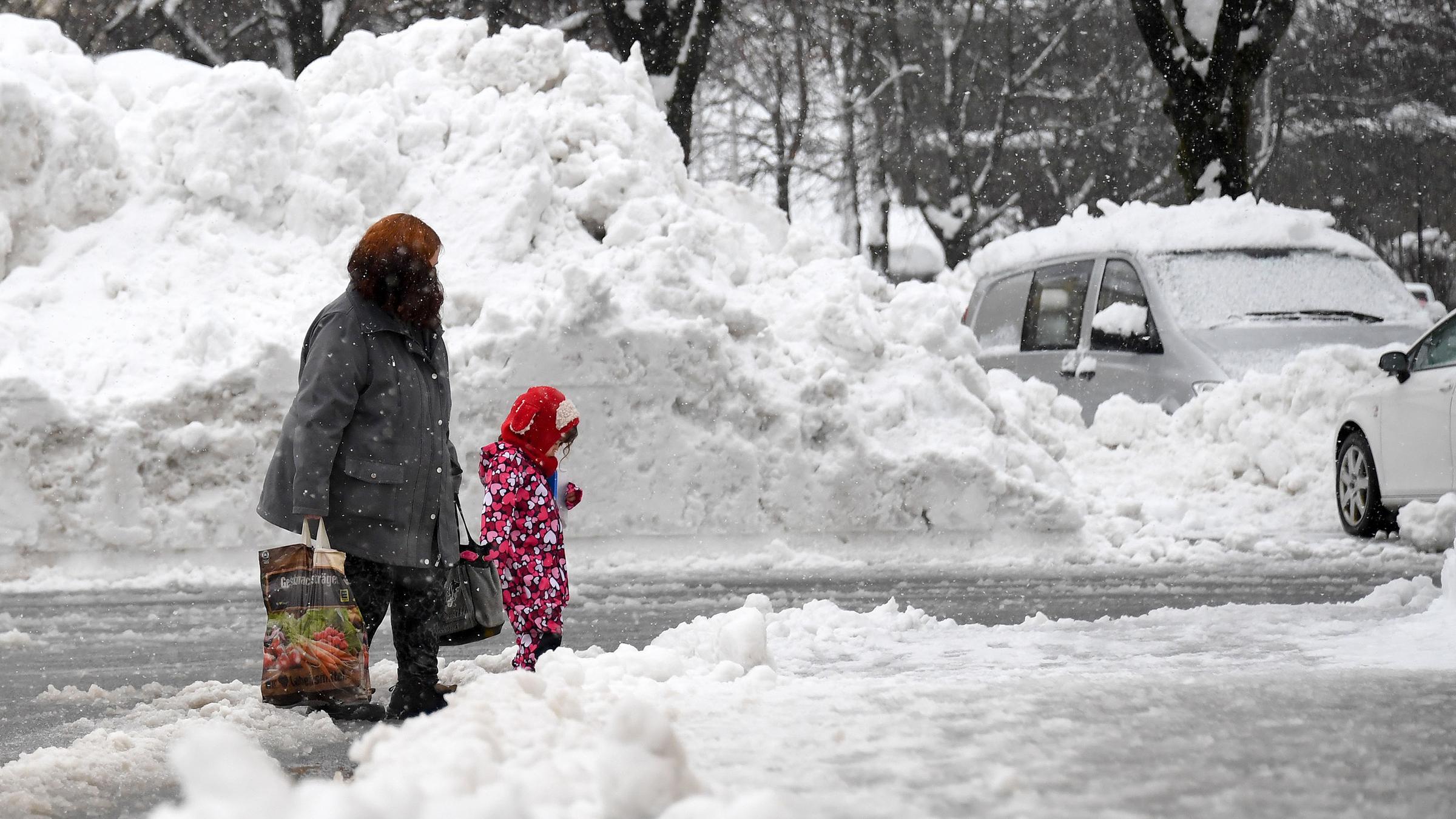 In Traunstein türmt sich der Schnee auf den Bürgersteigen.
