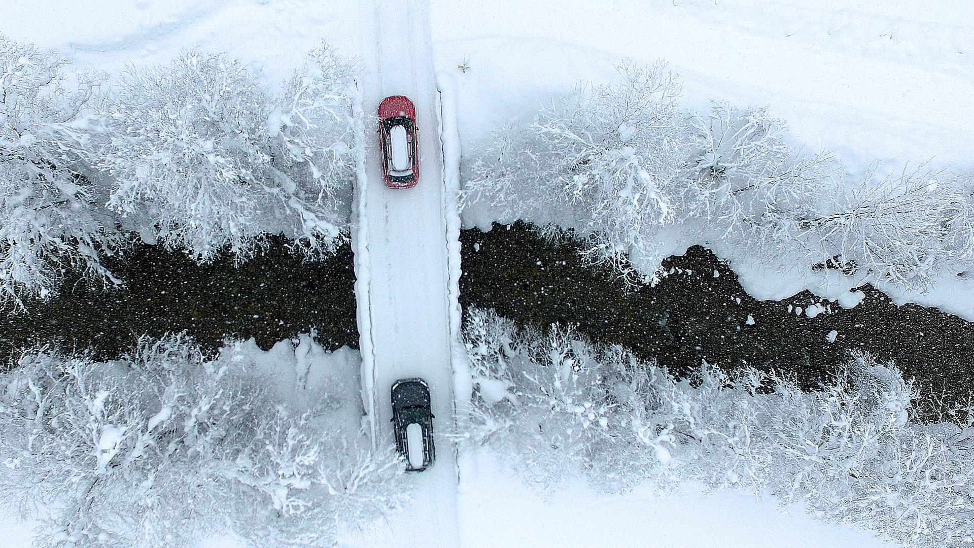 Zwei PKW überqueren eine verschneite Brücke aufgenommen am 9.01. 2019