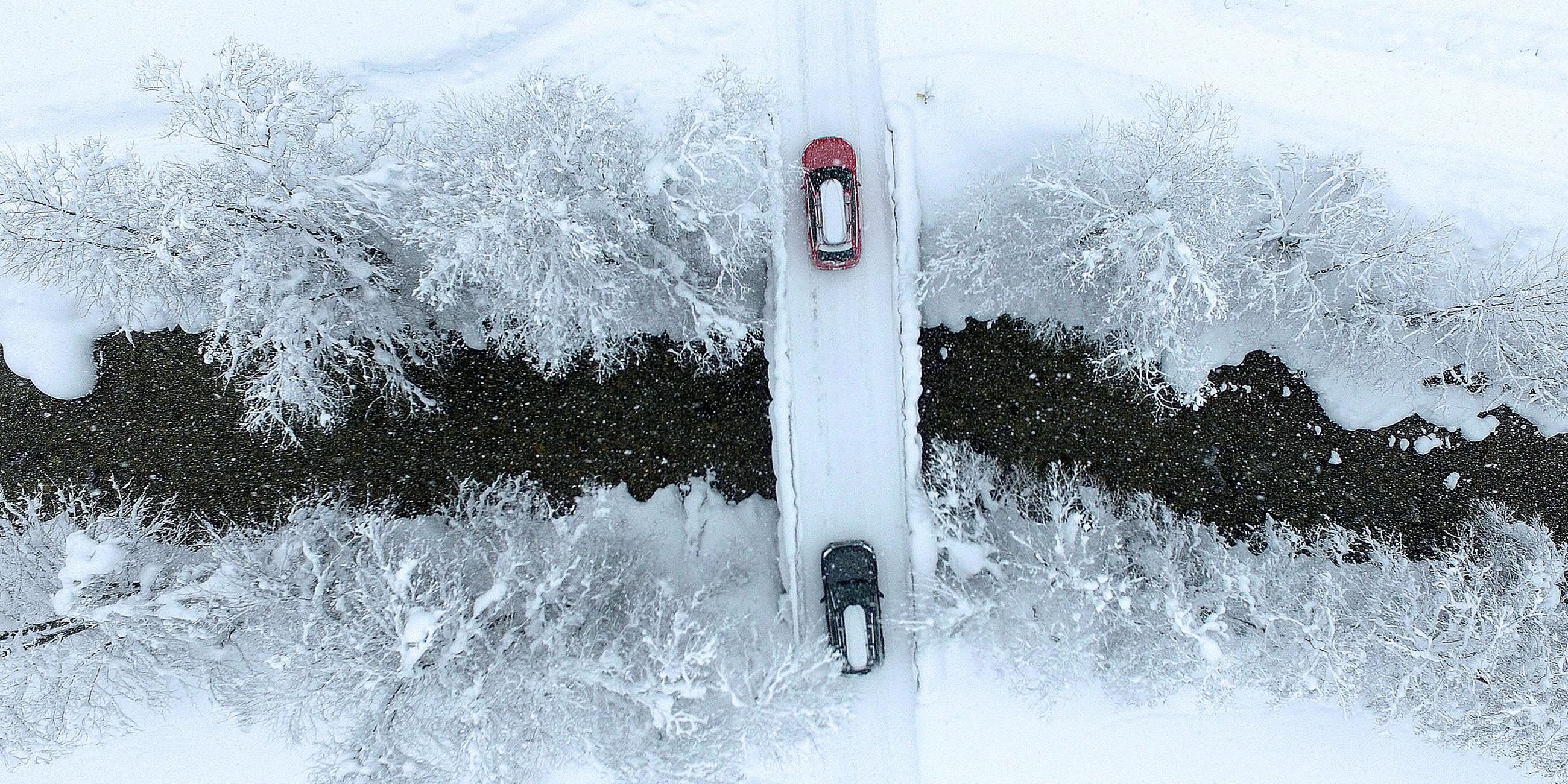 Zwei PKW überqueren eine verschneite Brücke aufgenommen am 9.01. 2019