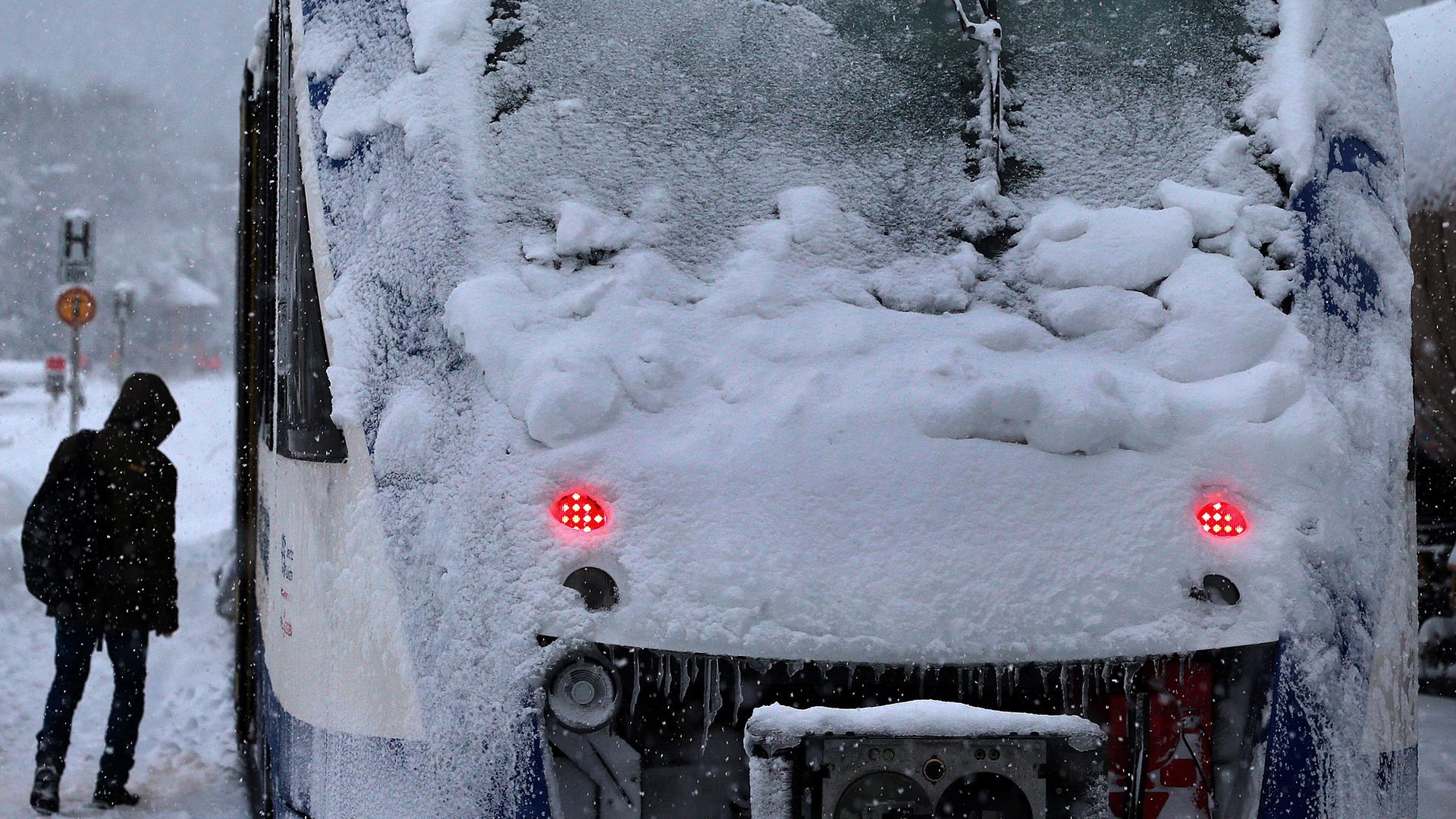 Ein mit Schnee und Eis überzogener Triebwagen der Regionalbahn Augsburg-Schongau aufgenommen am 10.01. 2019