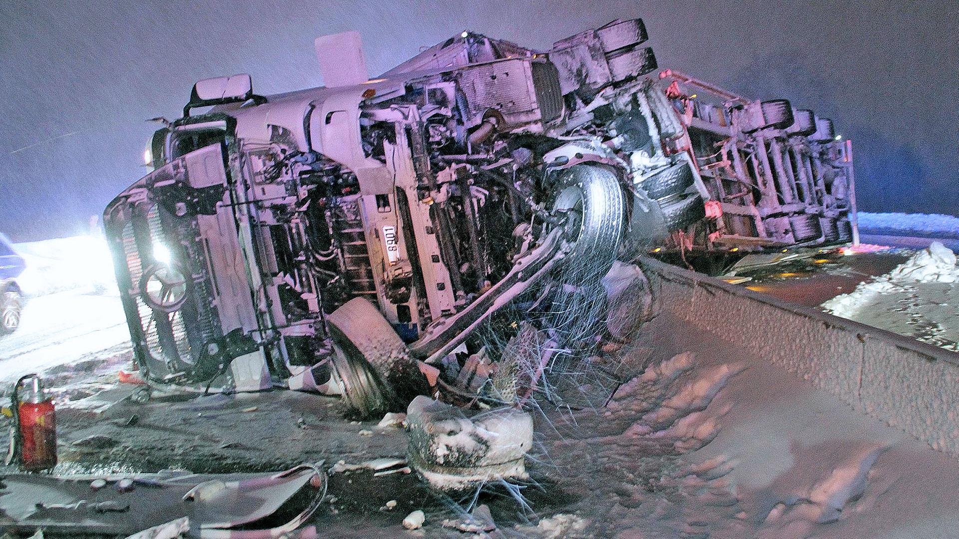 Ein umgestürzter LKW auf der A8 aufgenommen am 10.01. 2019