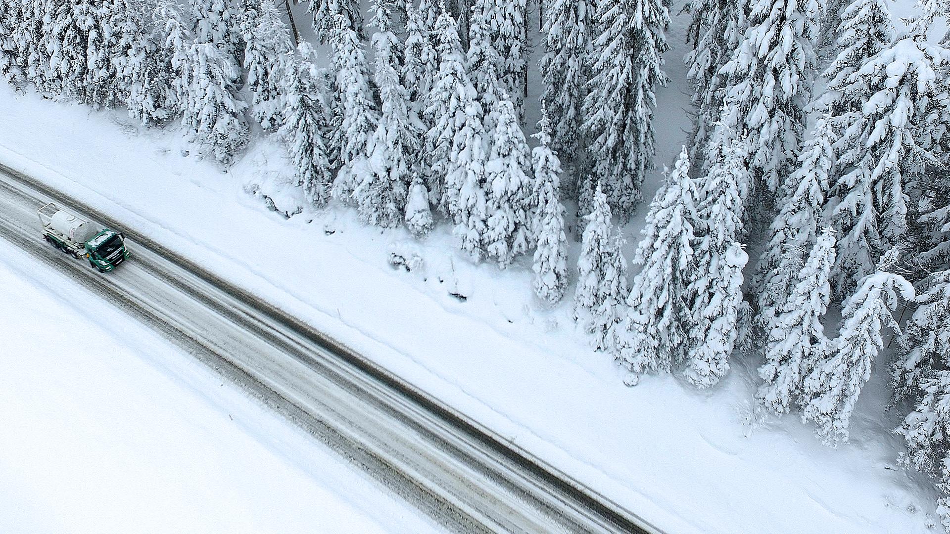 Ein LKW fährt auf der verschneiten B99 in Richtung Untertauern.