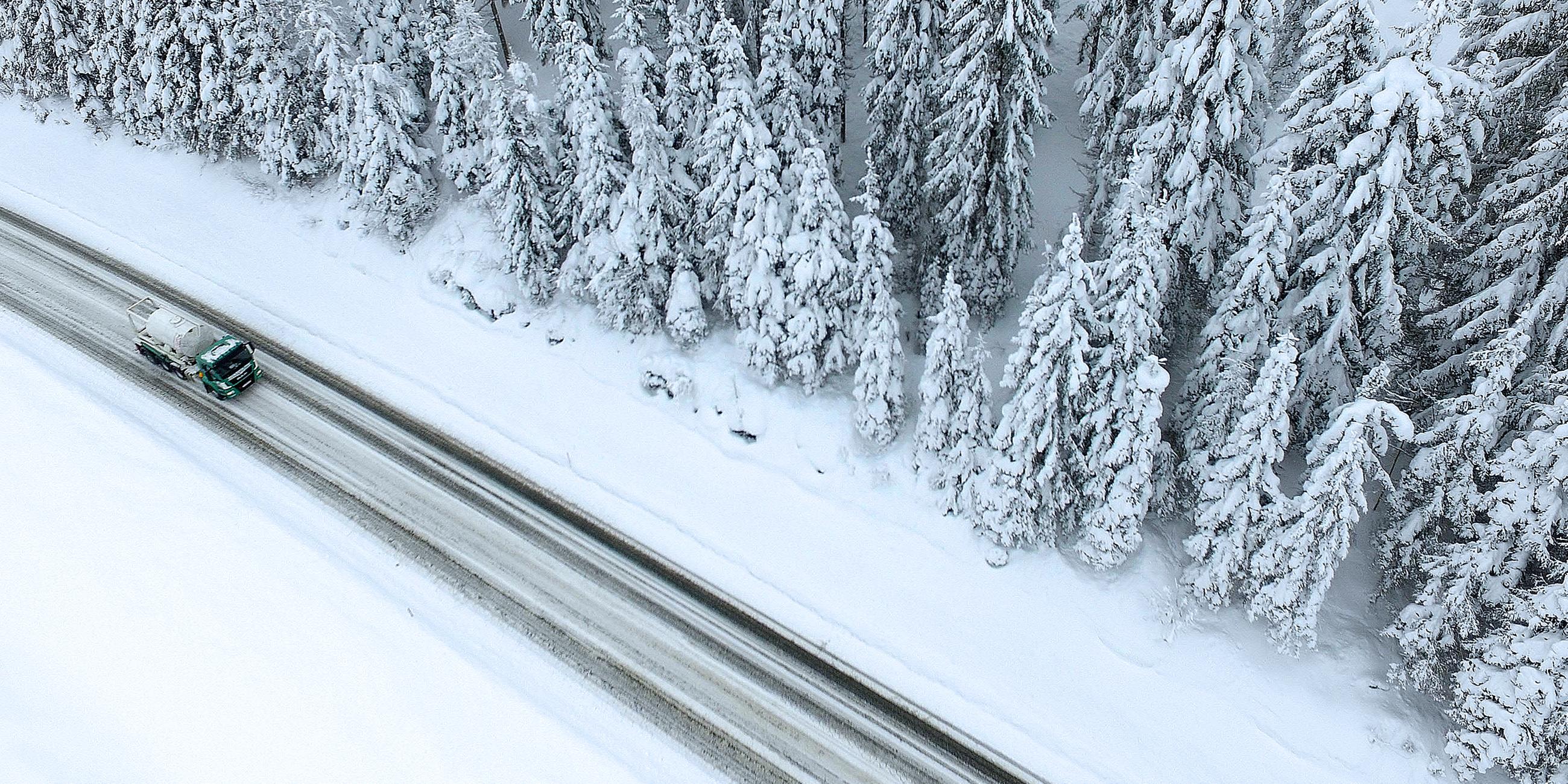 Ein LKW fährt auf der verschneiten B99 in Richtung Untertauern.