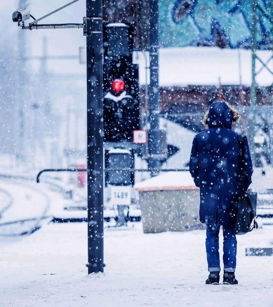 Symbolbild: Personen warten am Bahnsteig, aufgenommen waehrend starken Schneefalls in Berlin, 08.01.2026. F