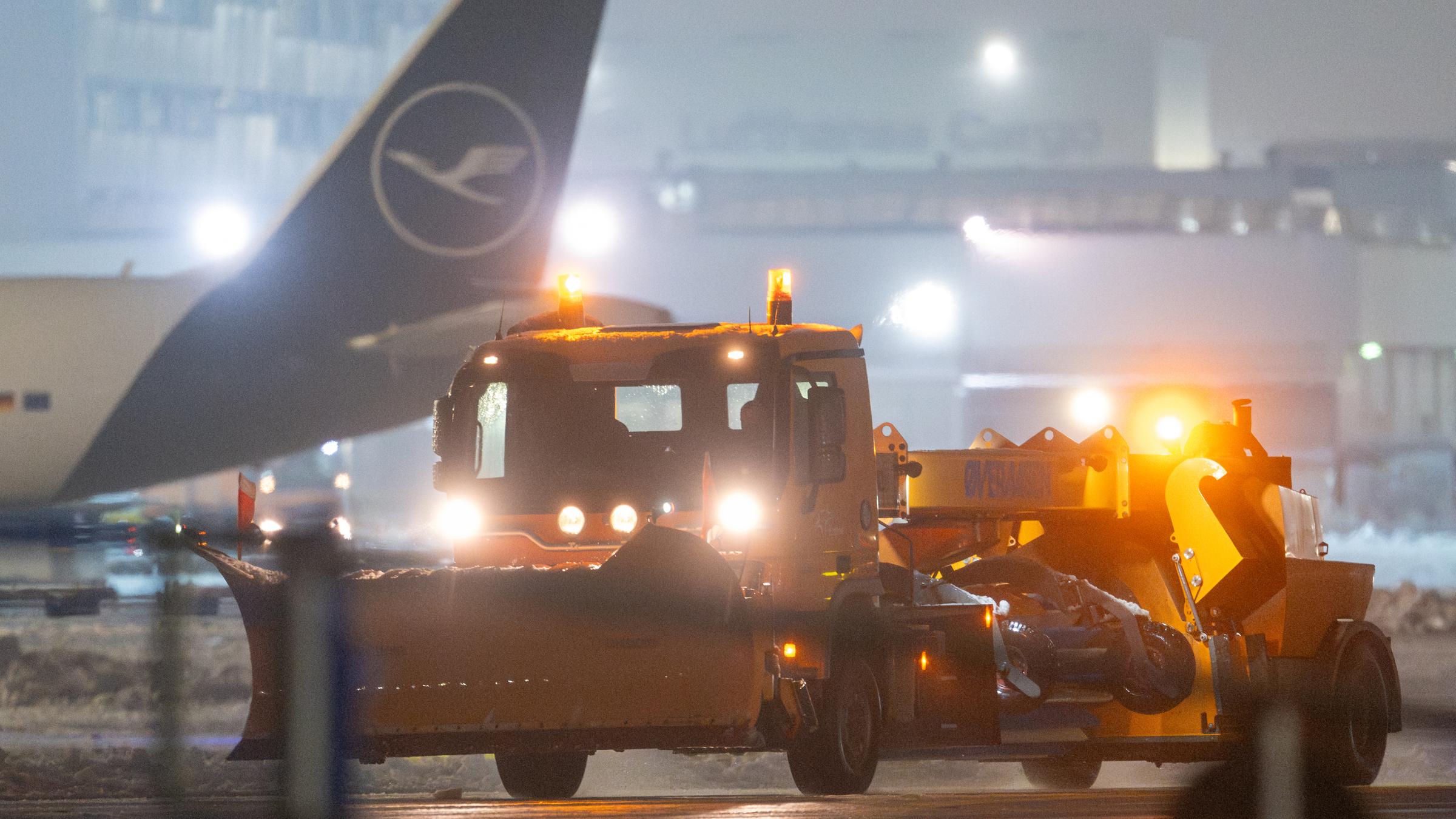 Nach massiven Schneefällen wird der Schnee von den Startbahnen des Flughafens in Frankfurt geräumt.