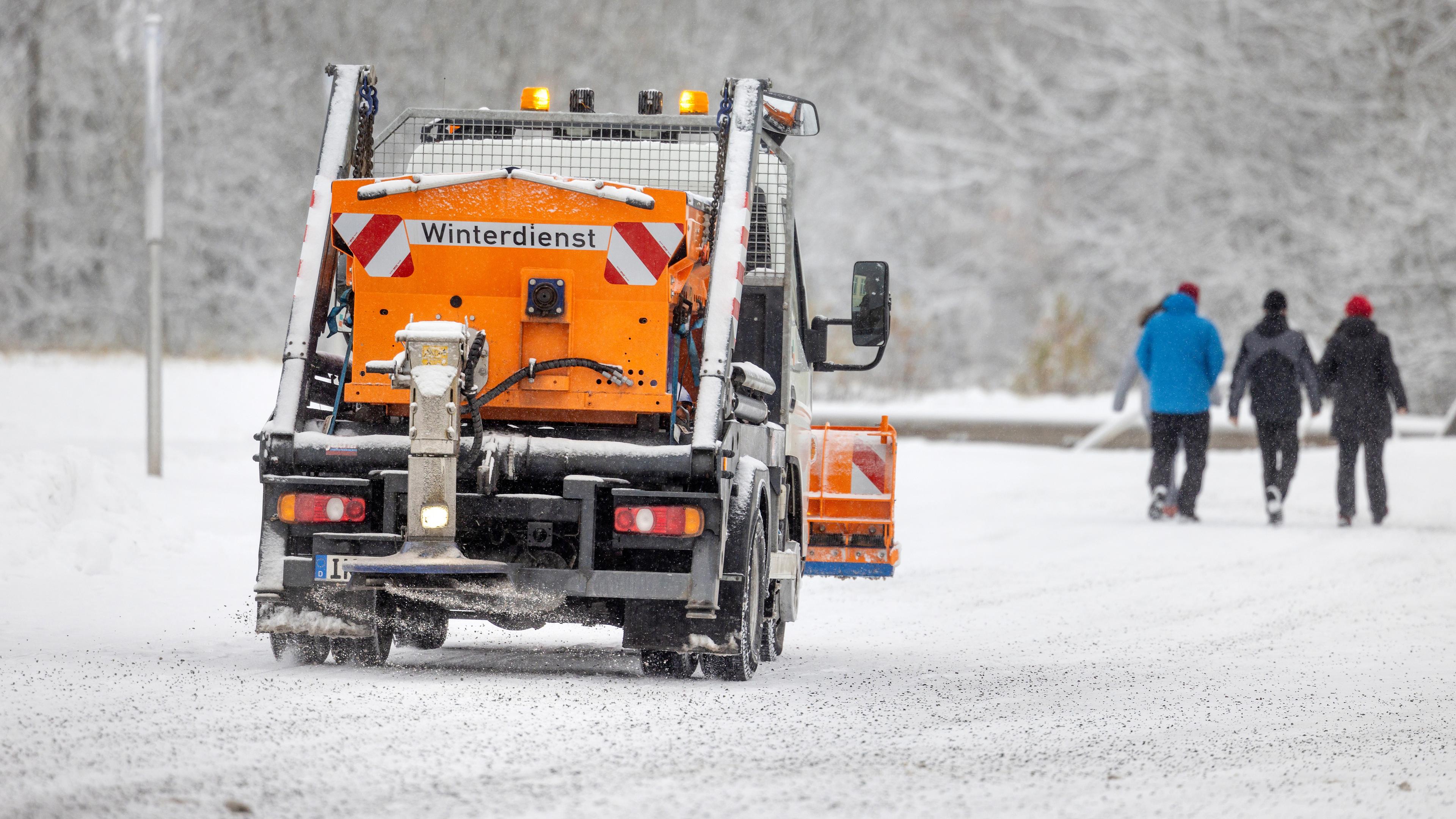 Ein Winterdienst-Fahrzeug streut einen Weg auf dem Campus, aufgenommen am 28.11.2023 in Ilmenau (Thüringen)
