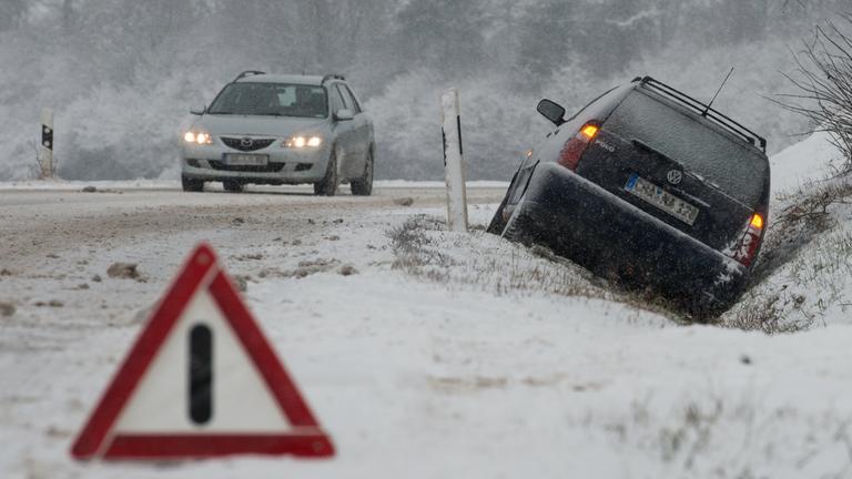Schnee- und Glättechaos auf deutschen Straßen