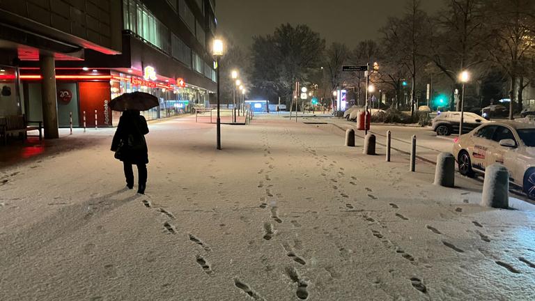 amburg: Frischer Schnee liegt am frühen Morgen in der Hansestadt.