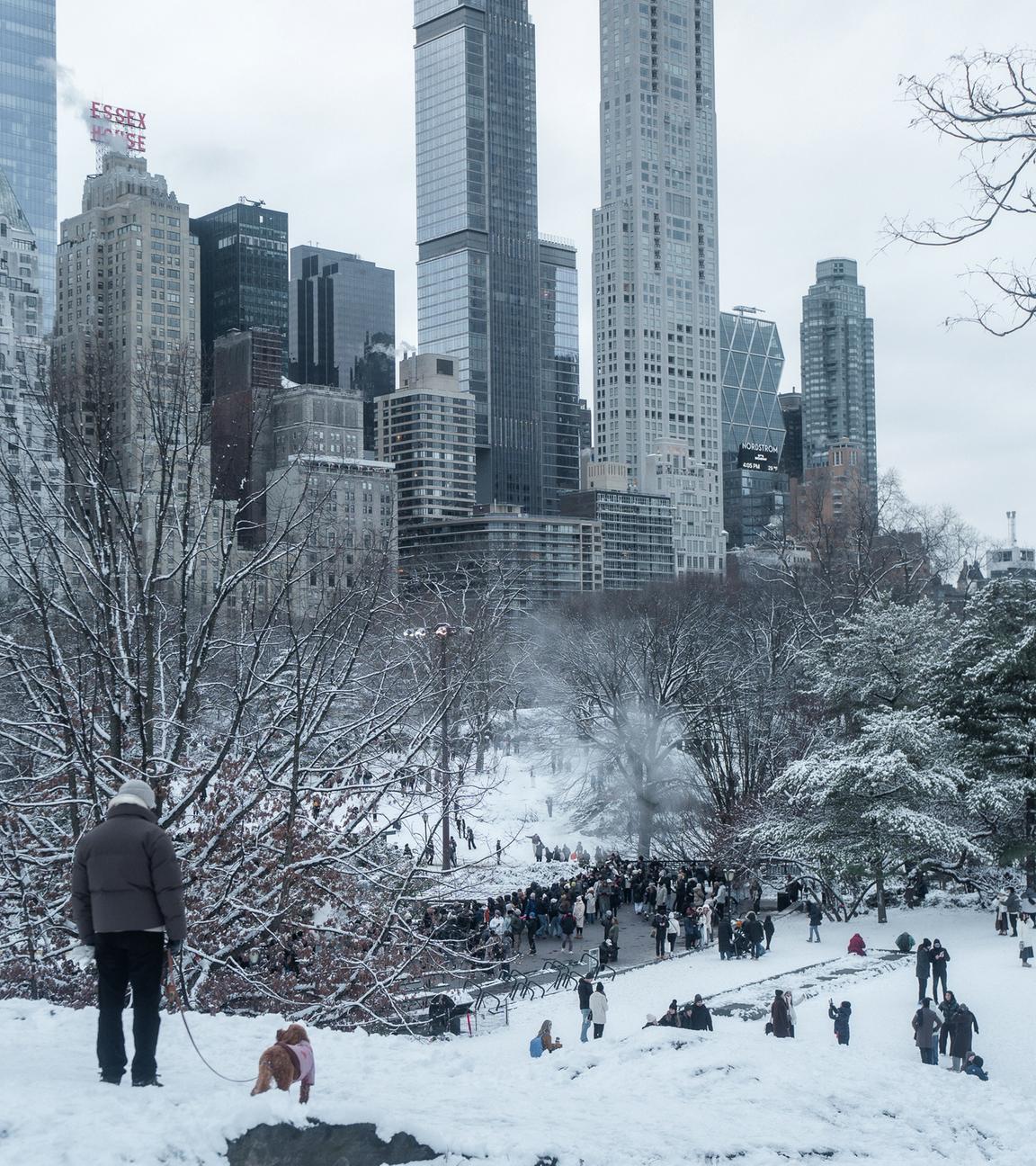 Menschen genießen das Winterwetter im Central Park in New York, New York, USA, am 27.12.2025. 