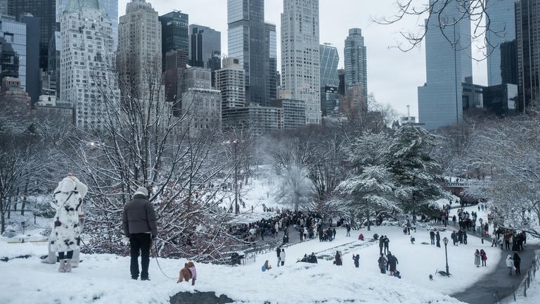 Menschen genießen das Winterwetter im Central Park in New York, New York, USA, am 27.12.2025. 