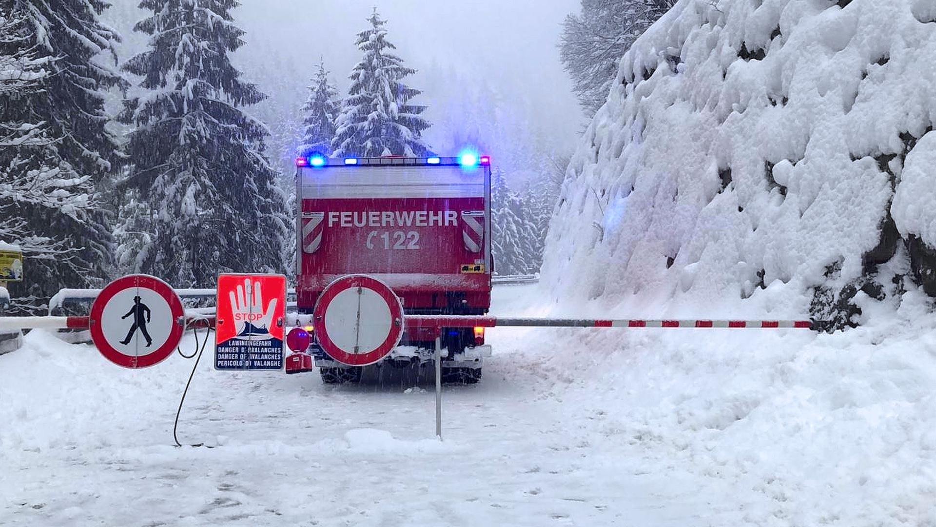 Archiv: Straßensperre aufgrund der hohen Lawinengefahr am 05.01.2019, in Tirol, Österreich