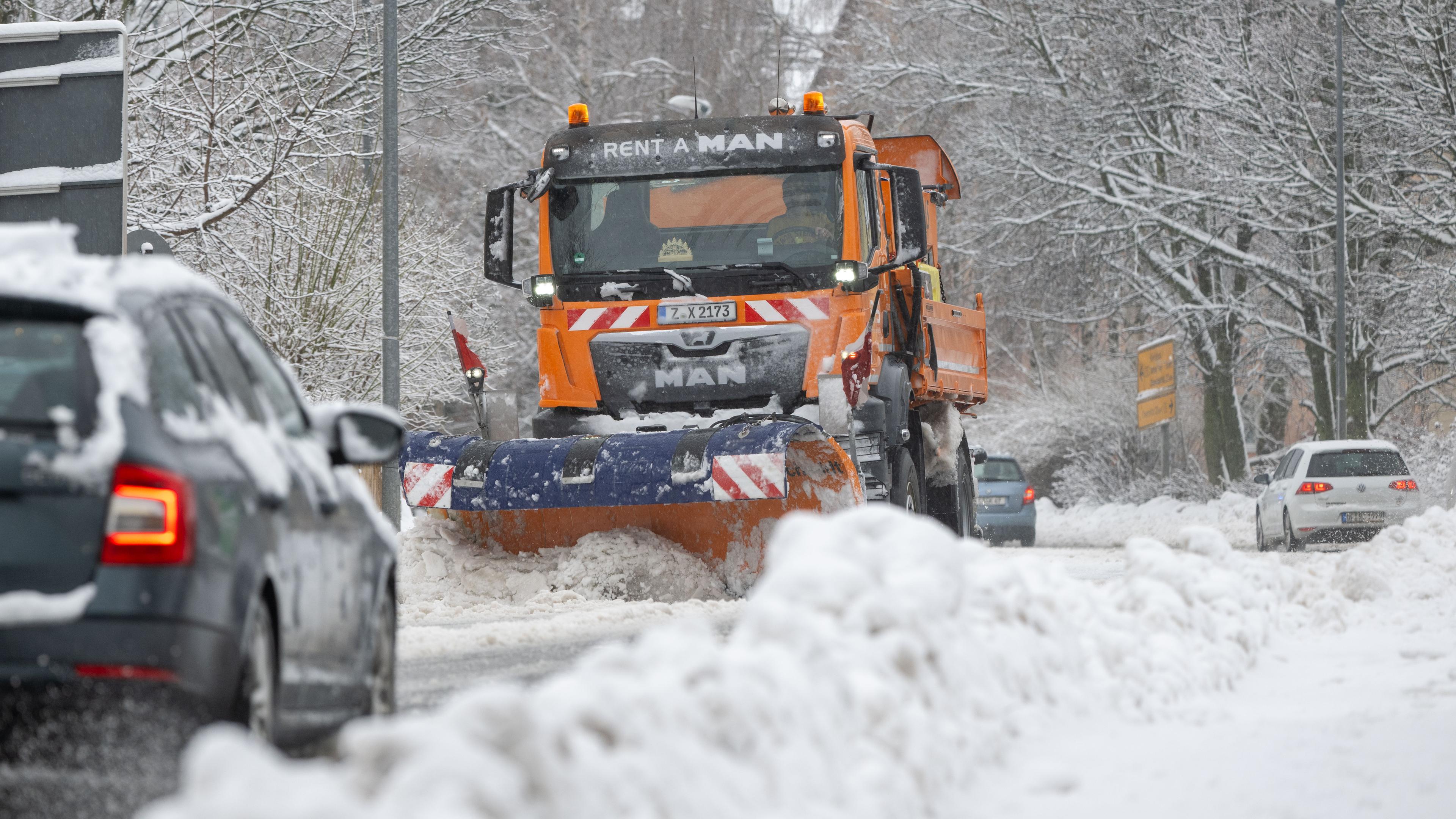 Ein Schneepflug räumt die B95 in Sachsen. 