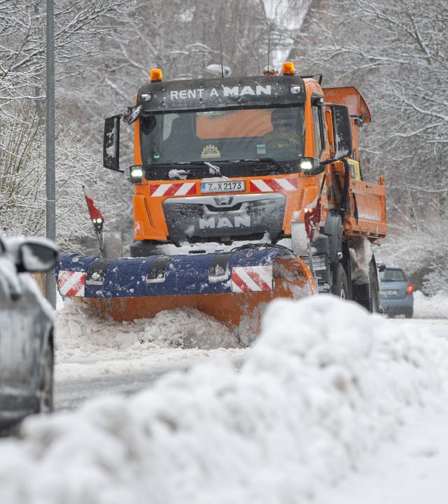 Ein Schneepflug räumt die B95 in Sachsen. 