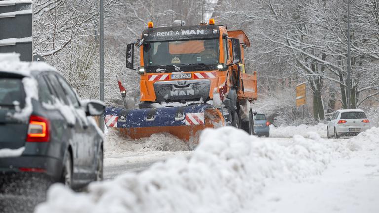 Ein Schneepflug räumt die B95 in Sachsen. 
