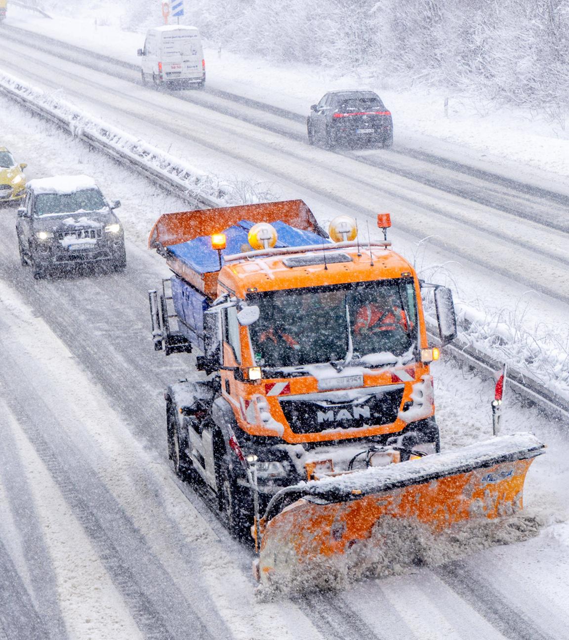 Schneefälle in Hessen Ein Fahrzeug des Winterdienstes räumt bei starkem Schneefall die Autobahn A661 am 19.02.2026.
