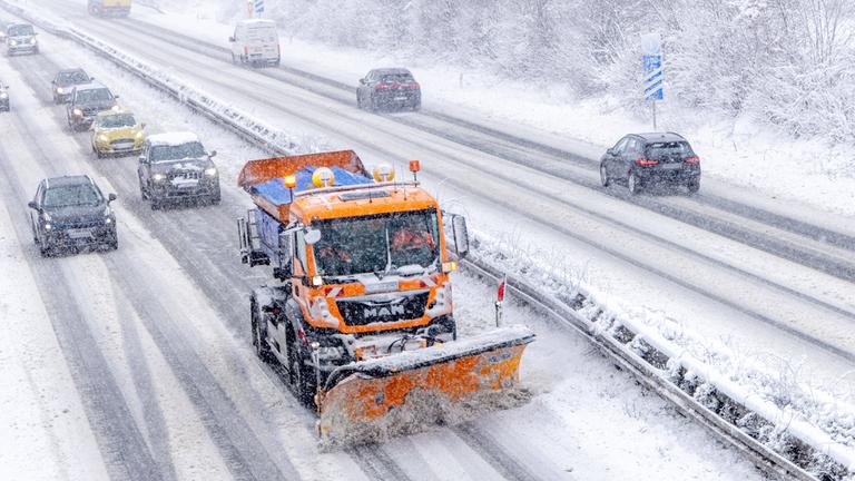 Schneefälle in Hessen Ein Fahrzeug des Winterdienstes räumt bei starkem Schneefall die Autobahn A661 am 19.02.2026.