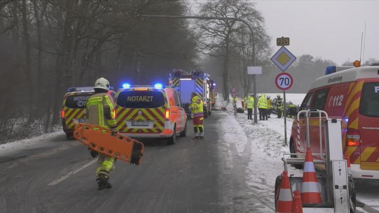 Rettungskräfte im EInsatz auf vereisten Straßen