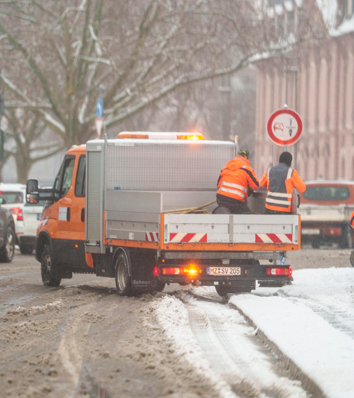 Rad- und Fußwege werden am Mainzer Rheinufer gestreut. Ein heftiger Wintereinbruch mit Schnee und Eisregen hat in Westdeutschland zu spiegelglatten Straßen geführt.