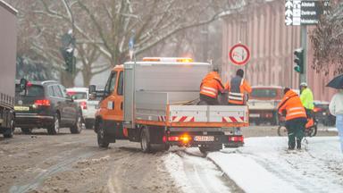 Rad- und Fußwege werden am Mainzer Rheinufer gestreut. Ein heftiger Wintereinbruch mit Schnee und Eisregen hat in Westdeutschland zu spiegelglatten Straßen geführt.