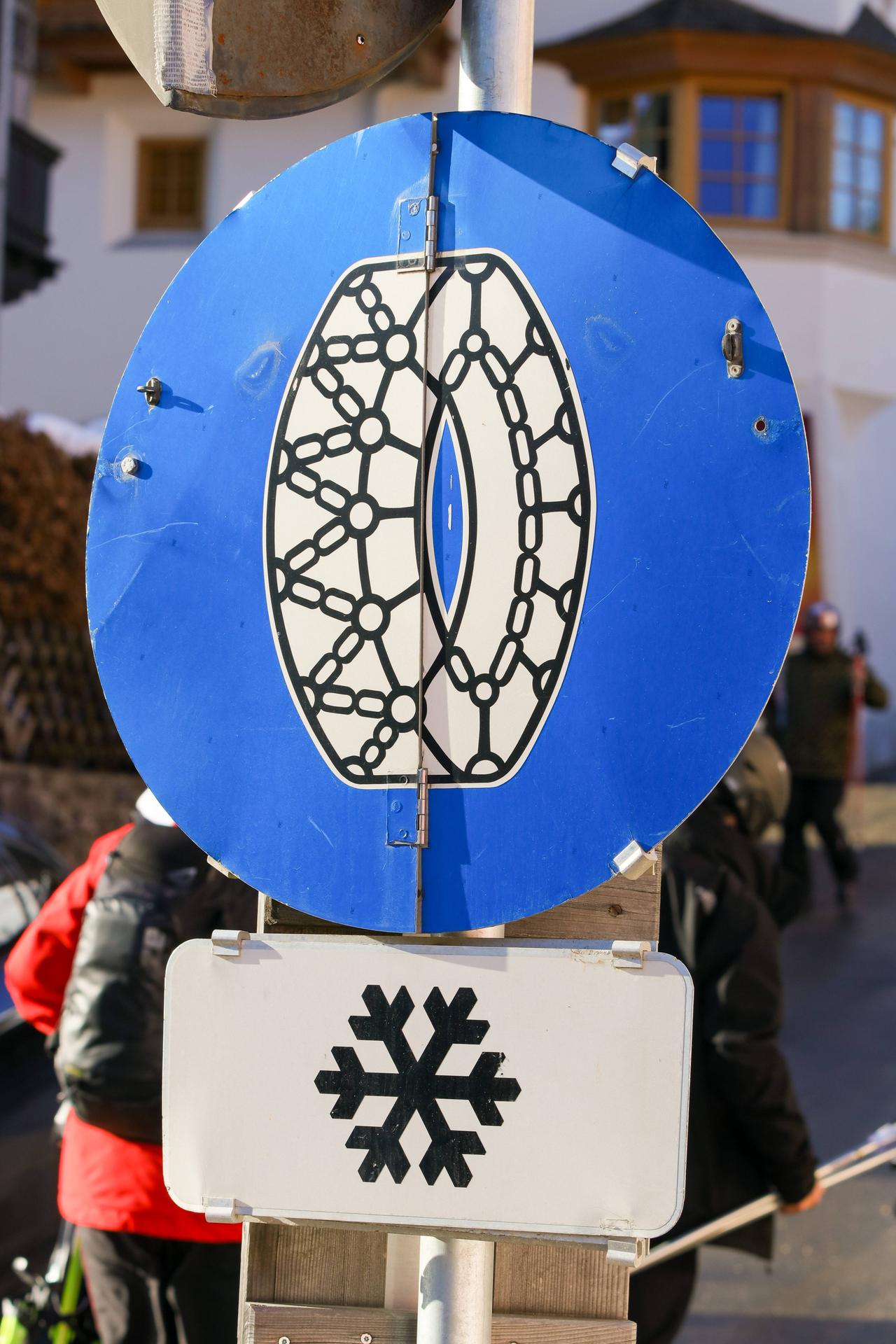 Schild für Schneekettenpflicht