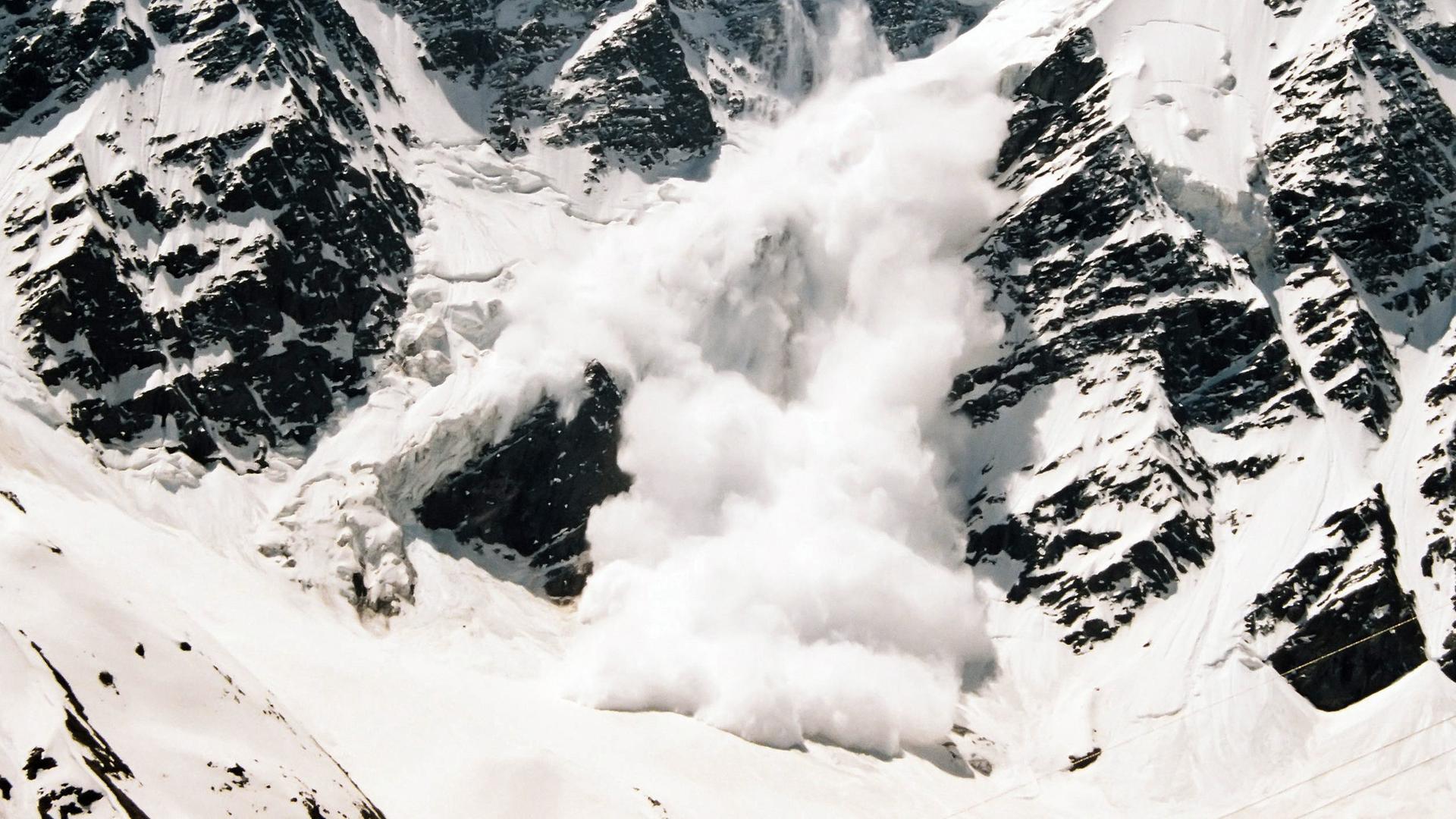 Nahaufnahme einer Schneelawine. (Archiv)