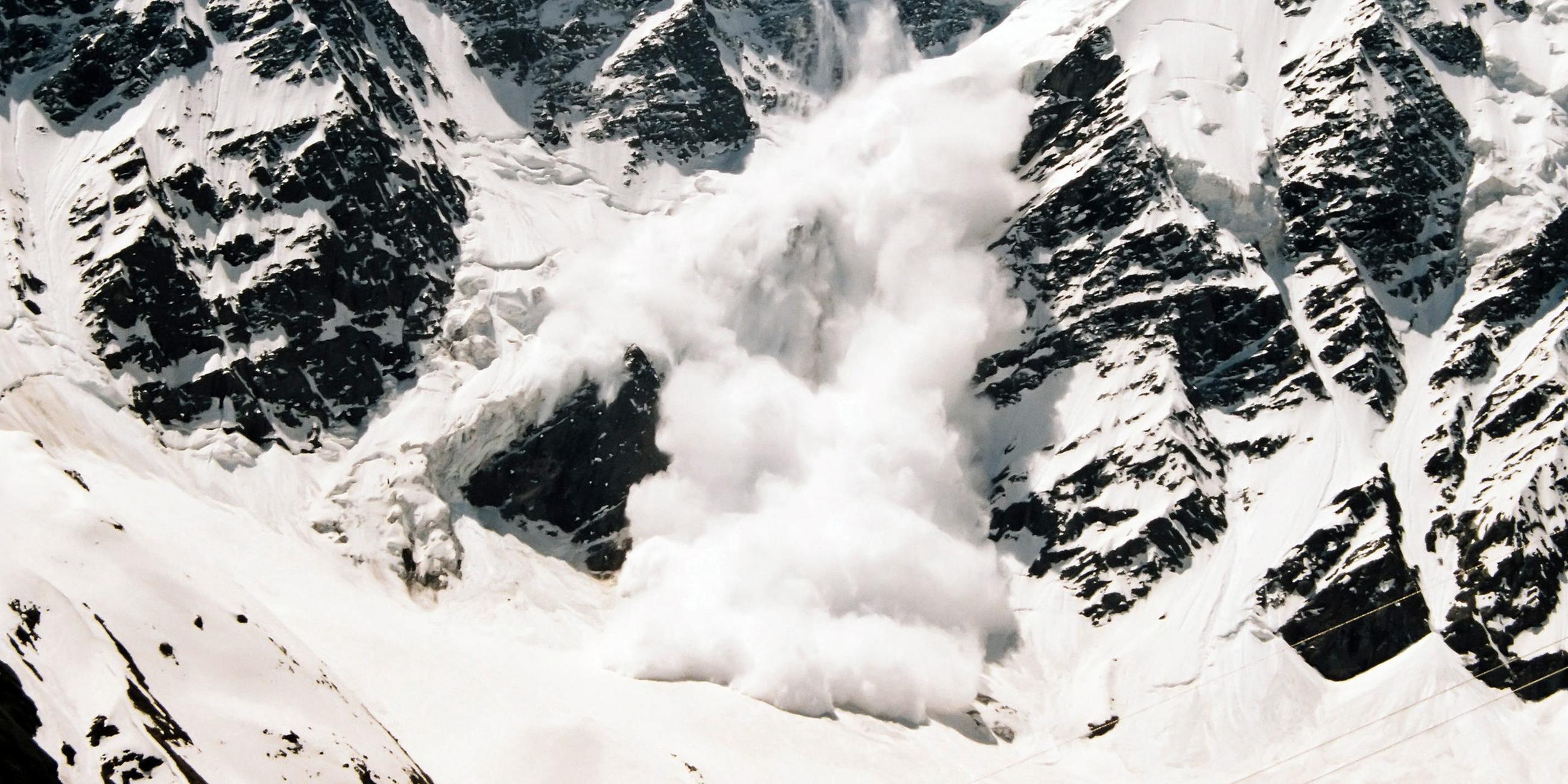 Nahaufnahme einer Schneelawine. (Archiv)