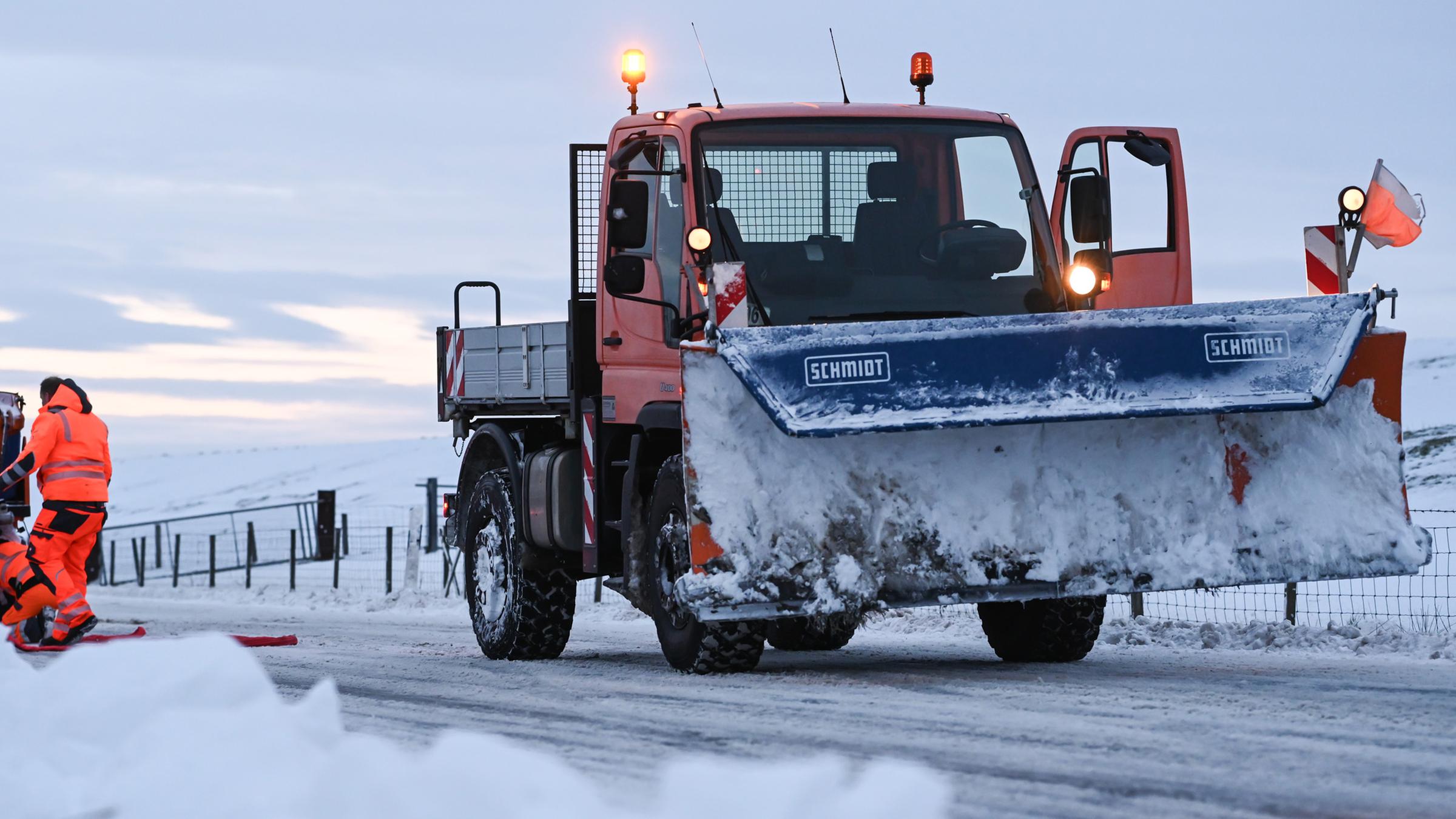 Ein Schneepflug der Kreismeisterei kommt seinen festgefahrenen Kollegen zur Hilfe
