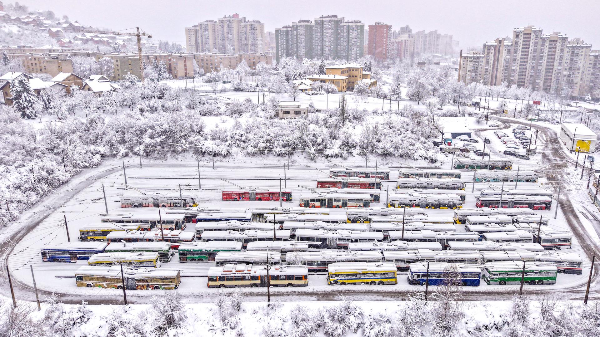 Sarajevo ist nach einem Wintersturm komplett mit Schnee bedeckt.