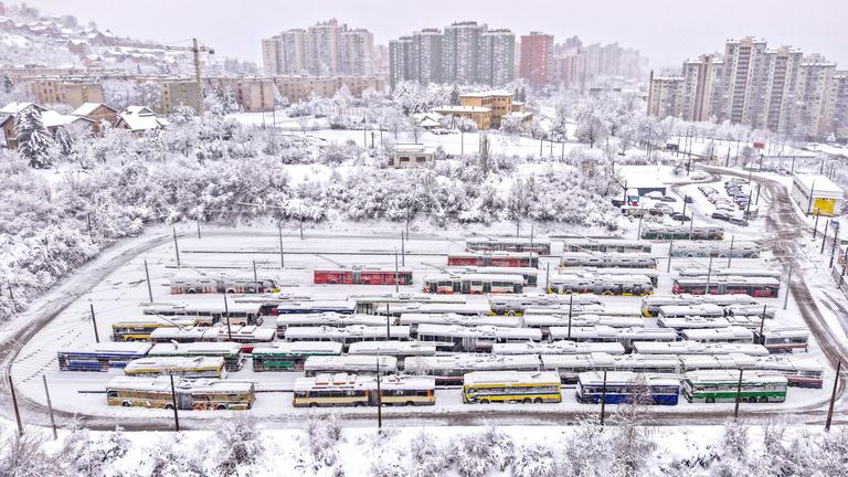 Sarajevo ist nach einem Wintersturm komplett mit Schnee bedeckt.