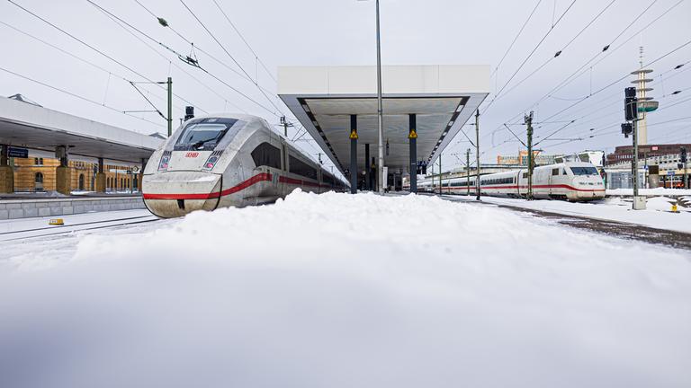 Eine vereiste Bahn steht auf den Gleisen