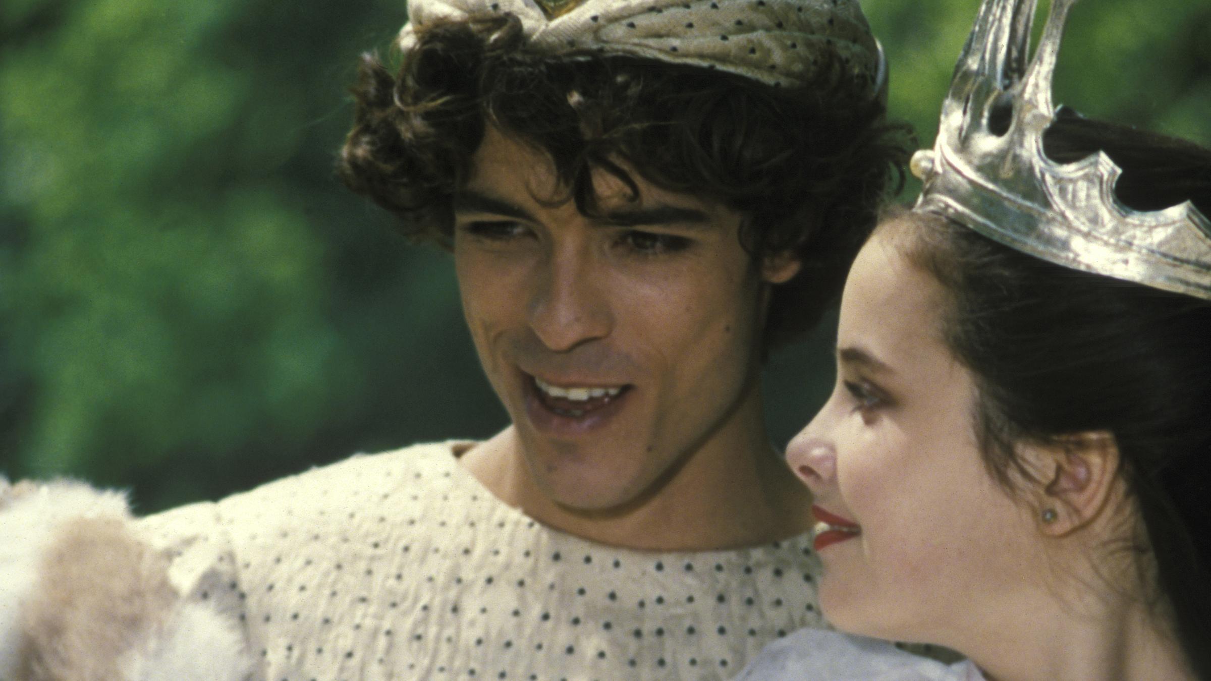 Der Hofnarr (Alessandro Gassman) und Schneewittchen (Natalie Minko) stehen nebeneinander