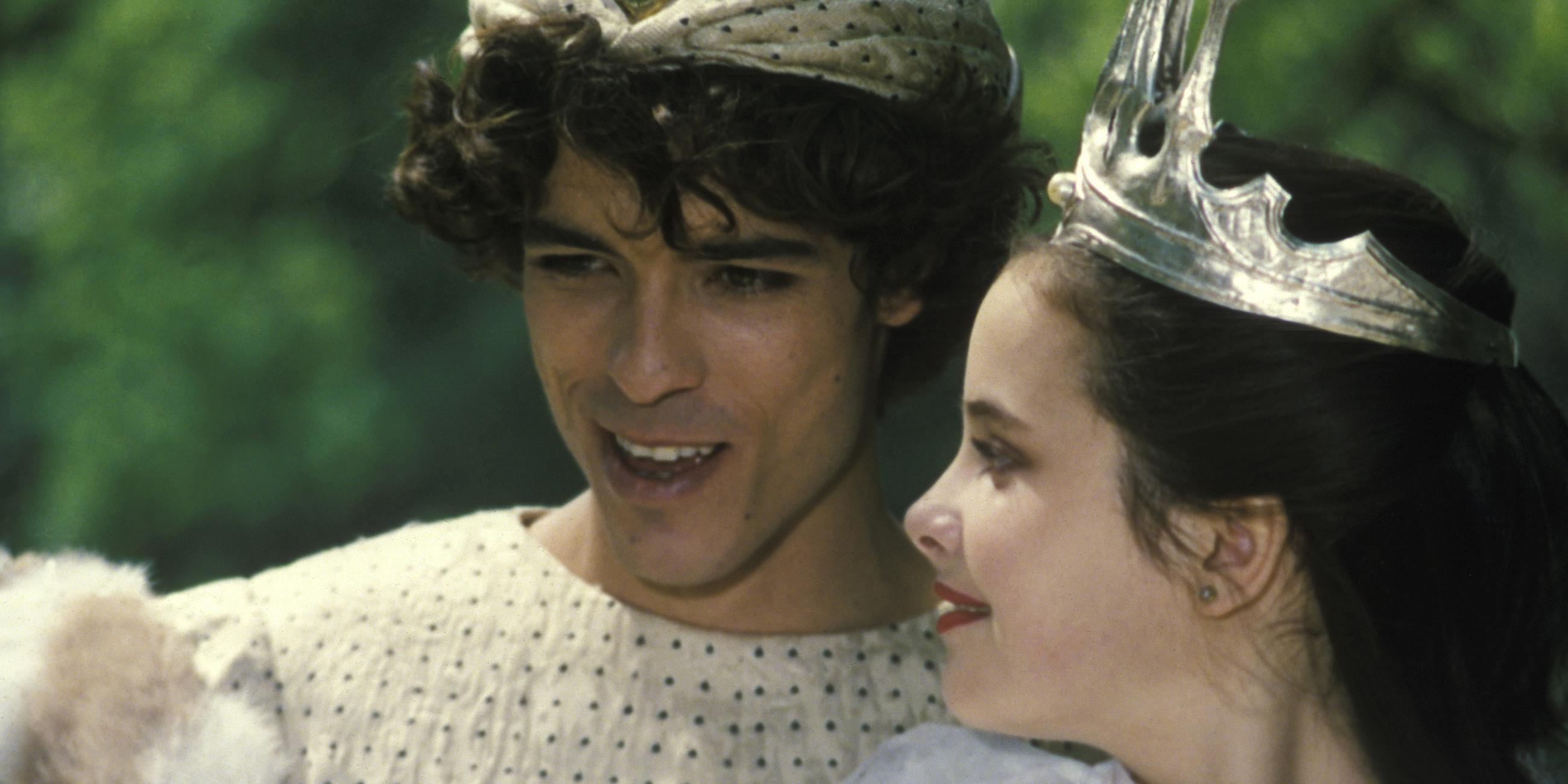 Der Hofnarr (Alessandro Gassman) und Schneewittchen (Natalie Minko) stehen nebeneinander