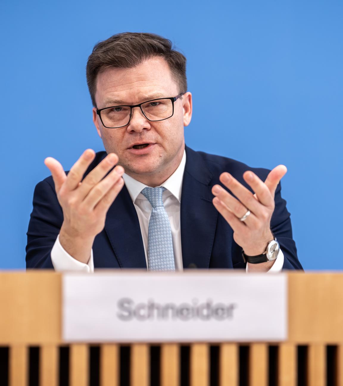 Carsten Schneider (SPD), Bundesminister für Umwelt, Klimaschutz, Naturschutz und nukleare Sicherheit, stellt das Klimaschutzprogramm 2026 der Bundesregierung vor.