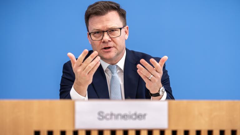 Carsten Schneider (SPD), Bundesminister für Umwelt, Klimaschutz, Naturschutz und nukleare Sicherheit, stellt das Klimaschutzprogramm 2026 der Bundesregierung vor.