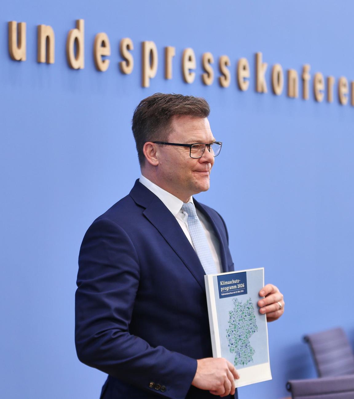 Mit neuen Maßnahmen und mehr Geld will die Bundesregierung neue Impulse im Klimaschutz setzen.