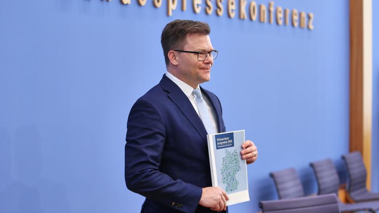 Mit neuen Maßnahmen und mehr Geld will die Bundesregierung neue Impulse im Klimaschutz setzen.