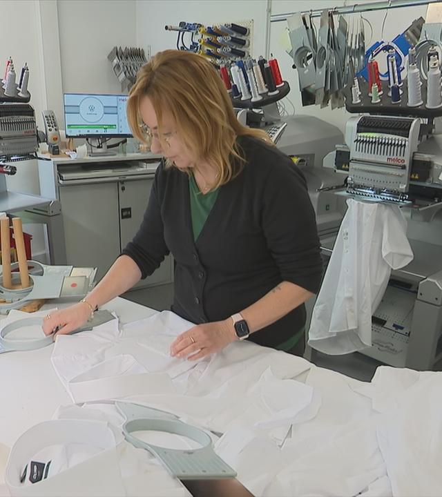 Schneiderin bei der Arbeit