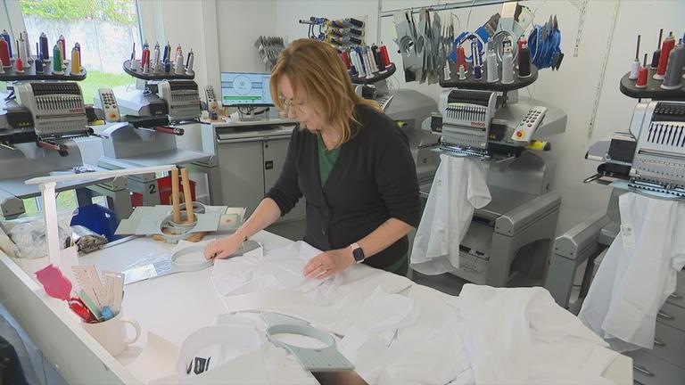 Schneiderin bei der Arbeit