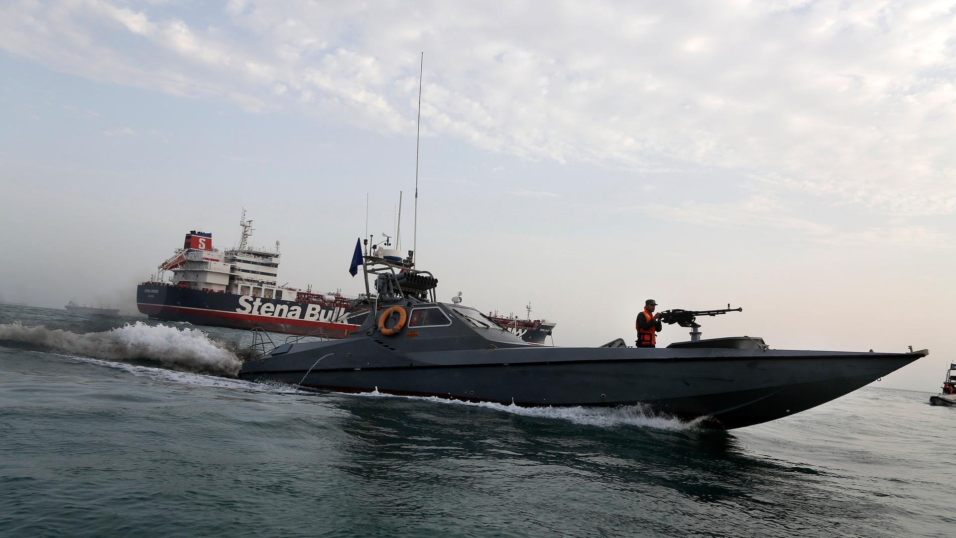 Ein Schnellboot der iranischen Revolutionsgarde umkreist den unter britischer Flagge fahrenden Öltanker Stena Impero, der am 21.07.2019 von der Revolutionsgarde im iranischen Hafen Bandar Abbas beschlagnahmt wurde.