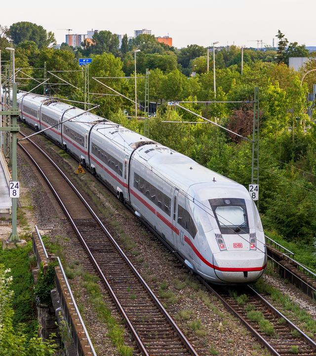 Ein ICE der Deutschen Bahn faehrt auf einem viergleisigen Streckenabschnitt der Schnellfahrstrecke zwischen München über Nürnberg nach Berlin. 